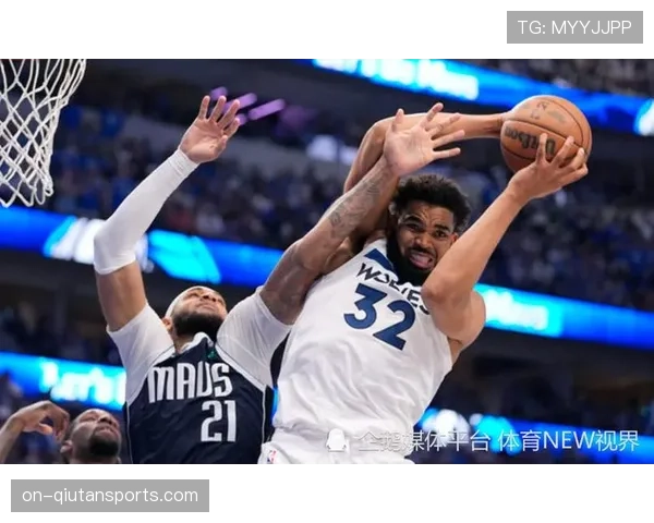 特写:爱德华兹隔扣唐斯后,对着镜头怒吼的经典瞬间 特写:爱德华兹隔扣唐斯后,对着镜头怒吼的经典瞬间